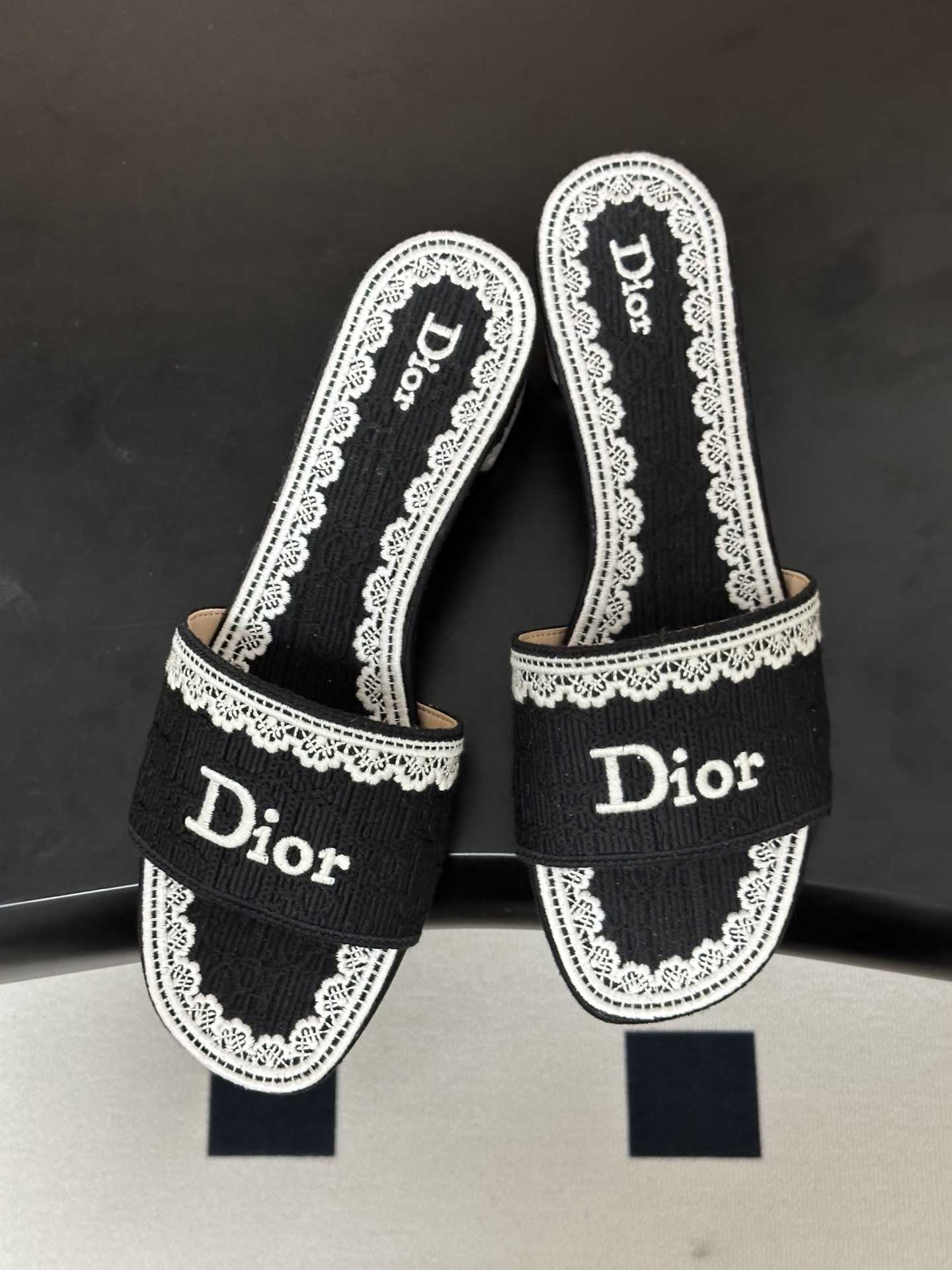 Dior 26ss春夏新款Dior 迪奥 Dentelle带跟凉拖 CD字母蕾丝刺绣粗跟凉拖鞋 棉质刺绣面料 字母立体刺绣拖鞋