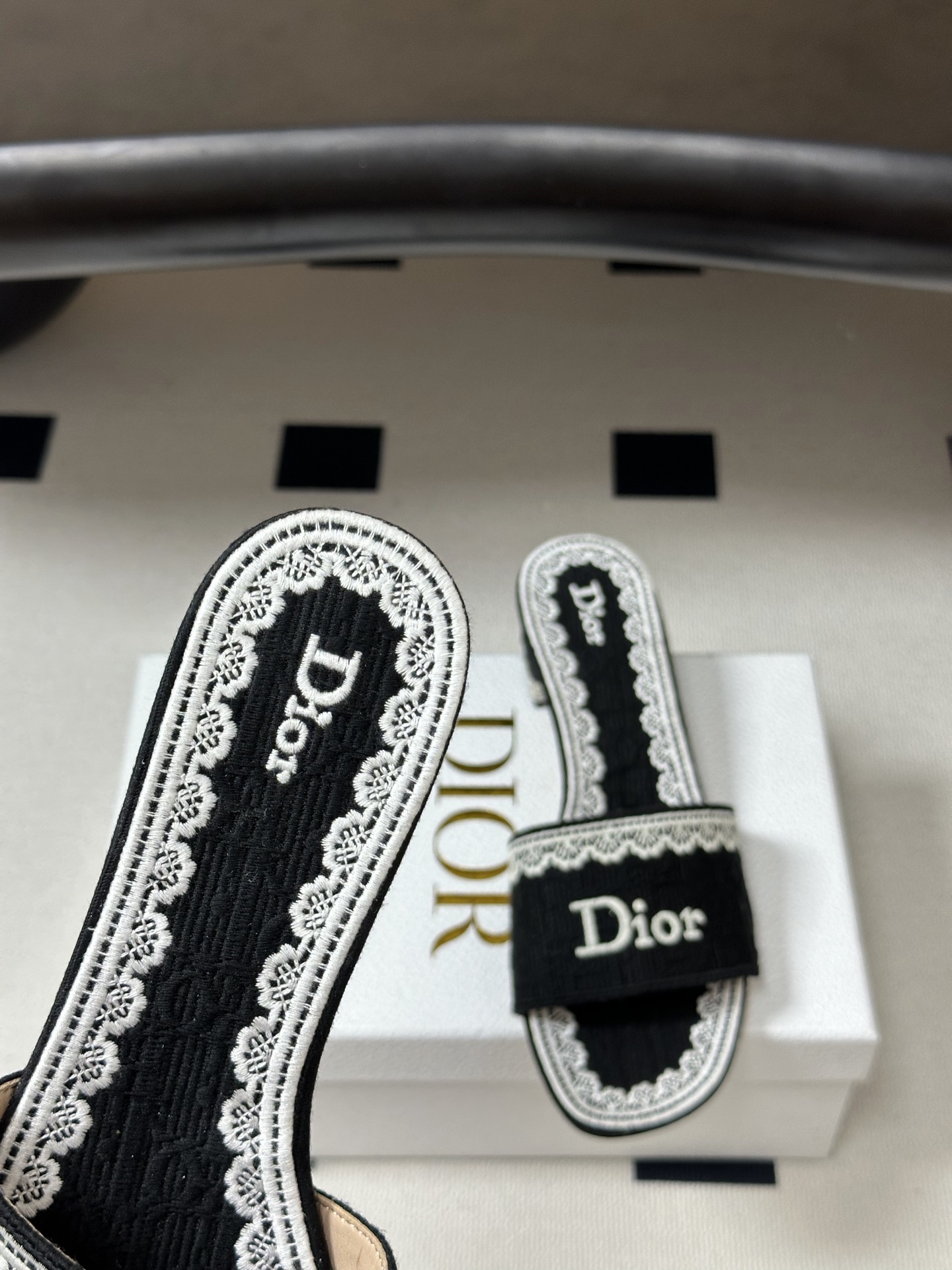 26ss春夏新款Dior 迪奥 Dentelle带跟凉拖 CD字母蕾丝刺绣粗跟凉拖鞋 棉质刺绣面料 经典