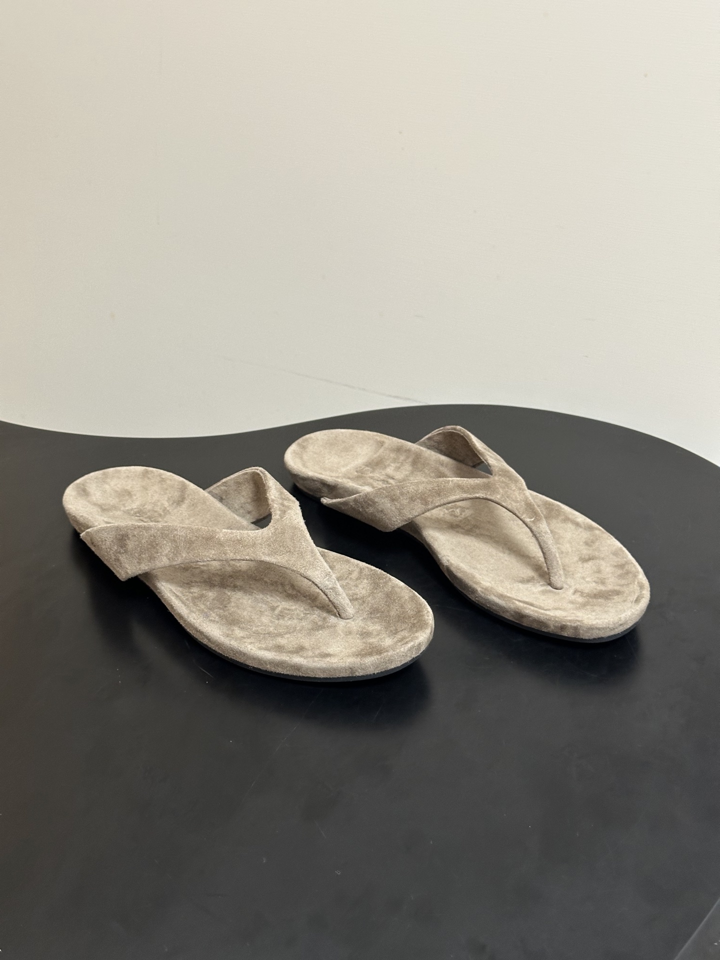 Loro Piana Loro Piana 诺悠翩雅 LP 86s春夏新款 Lda人字拖系列 极简风夹脚平底凉拖鞋麂皮绒面休闲沙滩鞋