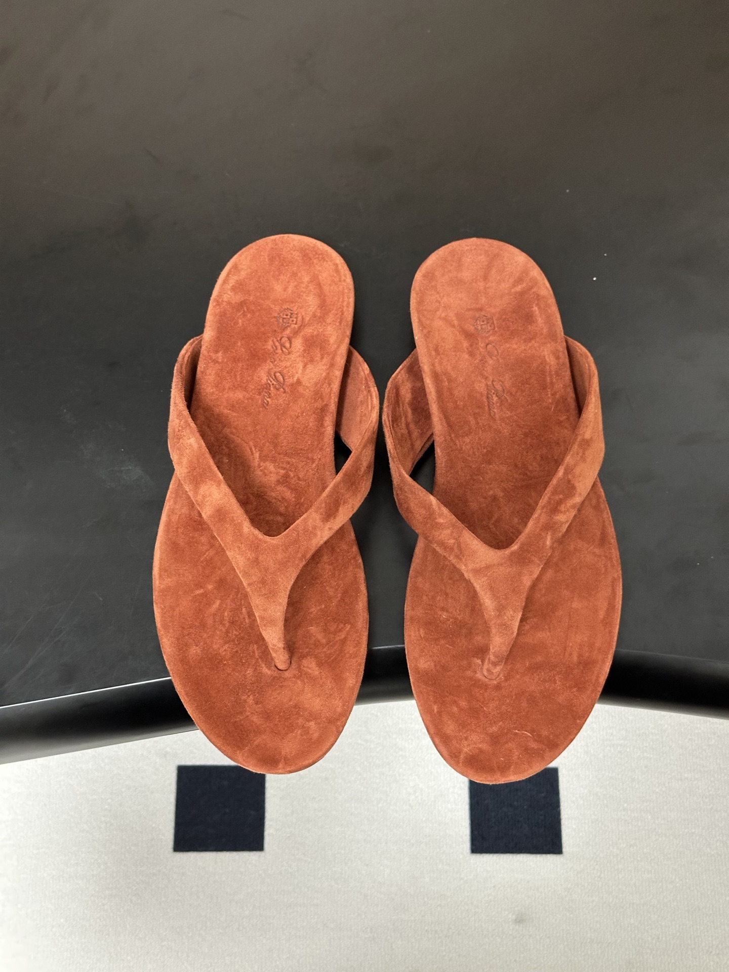 Loro Piana Loro Piana 诺悠翩雅 LP 86s春夏新款 Lda人字拖系列 极简风夹脚平底凉拖鞋麂皮绒面休闲沙滩鞋