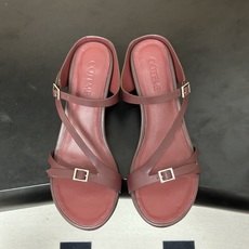 26ss春夏新款 COTEMP Bahati 手工搭扣牛皮小猫跟凉鞋一字带扣露趾鞋细带高跟鞋一字带凉鞋在 26ss春夏新款 COTEMP Bahati 手工搭扣牛皮小猫跟凉鞋一字带扣露趾鞋细带高跟鞋一字带凉鞋在