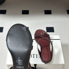 26ss春夏新款 COTEMP Bahati 手工搭扣牛皮小猫跟凉鞋一字带扣露趾鞋细带高跟鞋一字带凉鞋在 26ss春夏新款 COTEMP Bahati 手工搭扣牛皮小猫跟凉鞋一字带扣露趾鞋细带高跟鞋一字带凉鞋在