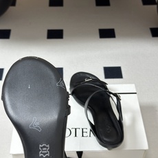 26ss春夏新款 COTEMP Bahati 手工搭扣牛皮小猫跟凉鞋一字带扣露趾鞋细带高跟鞋一字带凉鞋在 26ss春夏新款 COTEMP Bahati 手工搭扣牛皮小猫跟凉鞋一字带扣露趾鞋细带高跟鞋一字带凉鞋在