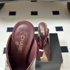 Chanel 香奈儿2026春夏新款 小香走秀款经典双C扣高跟穆勒鞋双拼色半月方平头高跟半拖鞋 采用了经 Chanel 香奈儿2026春夏新款 小香走秀款经典双C扣高跟穆勒鞋双拼色半月方平头高跟半拖鞋 采用了经