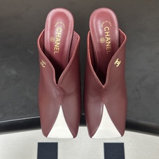 Chanel 香奈儿2026春夏新款 小香走秀款经典双C扣高跟穆勒鞋双拼色半月方平头高跟半拖鞋 采用了经 Chanel 香奈儿2026春夏新款 小香走秀款经典双C扣高跟穆勒鞋双拼色半月方平头高跟半拖鞋 采用了经