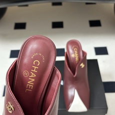 Chanel 香奈儿2026春夏新款 小香走秀款经典双C扣高跟穆勒鞋双拼色半月方平头高跟半拖鞋 采用了经 Chanel 香奈儿2026春夏新款 小香走秀款经典双C扣高跟穆勒鞋双拼色半月方平头高跟半拖鞋 采用了经