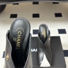 Chanel 香奈儿2026春夏新款 小香走秀款经典双C扣高跟穆勒鞋双拼色半月方平头高跟半拖鞋 采用了经 Chanel 香奈儿2026春夏新款 小香走秀款经典双C扣高跟穆勒鞋双拼色半月方平头高跟半拖鞋 采用了经
