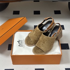 Hermes 爱马仕🐎 2026春夏新款 H家 复古露趾鱼嘴后扣带高跟凉鞋这双凉鞋以简约利落的露趾剪裁搭 Hermes 爱马仕🐎 2026春夏新款 H家 复古露趾鱼嘴后扣带高跟凉鞋这双凉鞋以简约利落的露趾剪裁搭