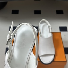 Hermes 爱马仕🐎 2026春夏新款 H家 复古露趾鱼嘴后扣带高跟凉鞋这双凉鞋以简约利落的露趾剪裁搭 Hermes 爱马仕🐎 2026春夏新款 H家 复古露趾鱼嘴后扣带高跟凉鞋这双凉鞋以简约利落的露趾剪裁搭
