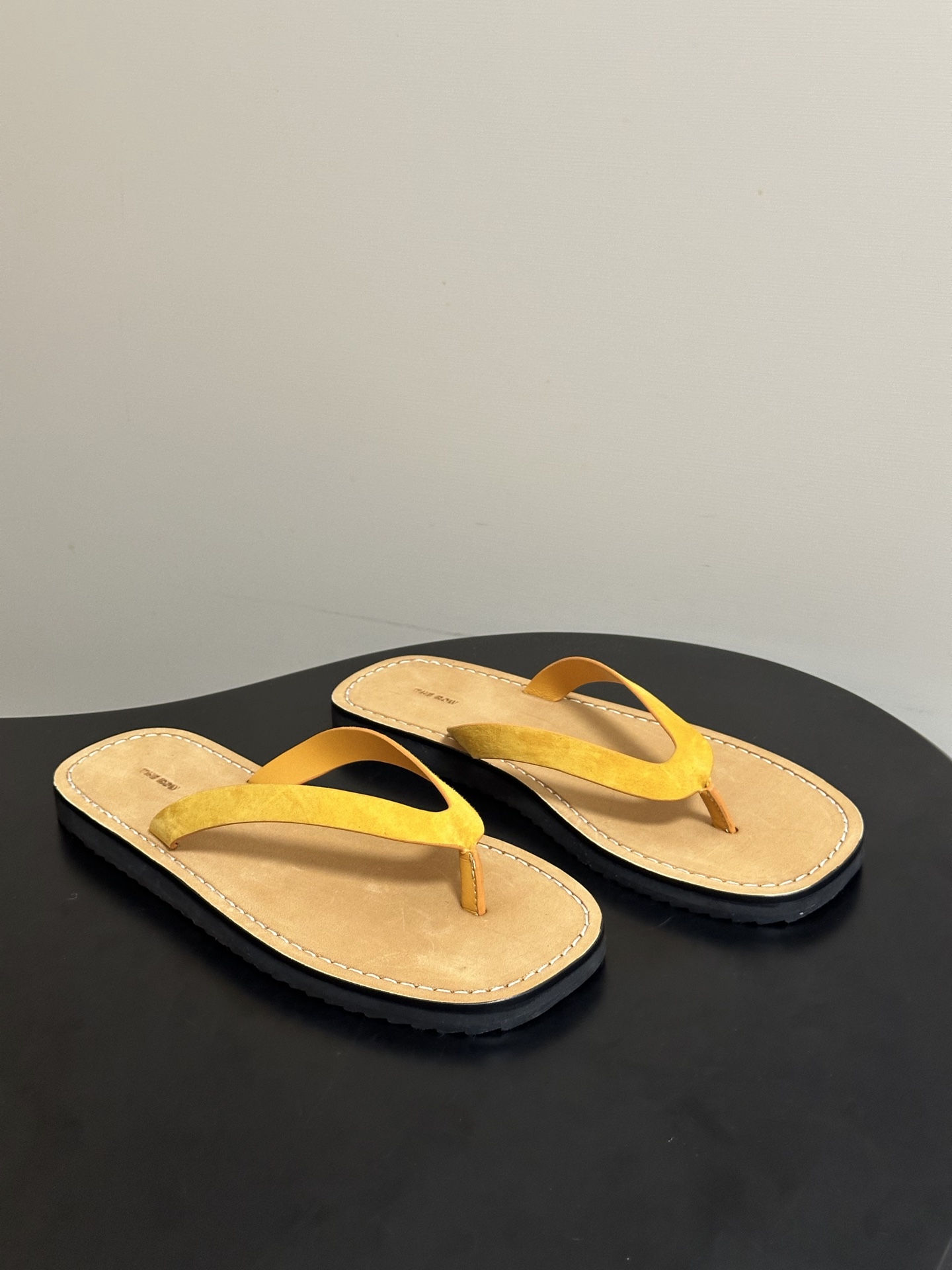 NO:814994,THE ROW 26s spring and summer new model TR minimalist style flip-flops flip-flops beach sandals. The sense of luxury can be captured at a glance, and they can carry the fashion throughout spring and summer. Real good shoes never need extra decoration. This pair of flip-flops takes minimalism as the design core and uses the purest lines to outline a sense of luxury. Whether you are commuting out, going on vacation or daily at home, it can be easily adapted and become a 'versatile and evergreen style' in your shoe cabinet.  The timeless and versatile king, neat and capable, can easily control various styles of dressing, whether it is casual style or light and sophisticated style, it can be perfectly integrated, and you can’t go wrong with your eyes closed. The upper is made of beaded cowhide/horse hair, the lining is cowhide, the sole is molded rubber outsole, the size is 35-39 (customized in 40, non-refundable), split-toe shoes, slippers, cowhide19860909THE ROW 26s春夏新款 TR 极简风人字拖鞋夹脚沙滩凉拖鞋 一眼沦陷的高级感,承包整个春夏的时髦,真正的好鞋,从不需要多余装饰.这双人字拖以极简主义为设计内核,用最纯粹的线条勾勒出高级感,不管是通勤出街、度假出行还是日常居家,都能轻松适配,成为你鞋柜里的「百搭常青款」. 永不过时的百搭王者,利落干练,轻松驾驭各种穿搭风格,不管是休闲风还是轻熟风,都能完美融合,闭眼入不出错. 鞋面开边珠牛皮/马毛 内里垫脚牛皮 鞋底开模橡胶大底 码数35-39（40定做不退换）,分趾鞋,slippers,cowhide,Women's Shoes
