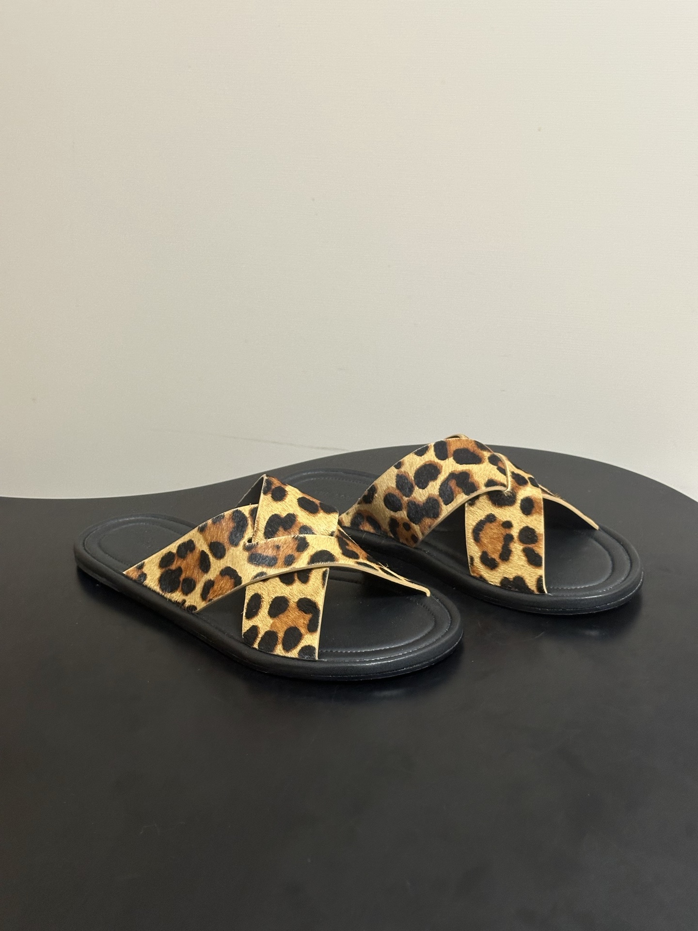 NO:814979,THE ROW 26 new spring and summer TR simple cross-strap flat sandals. The biggest feature of The Row is that it is composed of well-tailored items, which combine unique designs and high-quality fabrics that will not go out of style. Therefore, The Row brand clothing is very popular among young Americans. French elegance is online, high-end and fashionable, salty or sweet, minimalist, casual and lazy, literary and artistic!  Whether you pair it with a short skirt or shorts and casual pants in summer, it will always look high-end, full of femininity, and not tiring to wear with a flat heel!  Good to wear and good looking!  Upper cowhide/cow suede/horse hair, inner padding sheepskin, sole Italian genuine leather outsole, size 35-39 (40.41 customized, non-refundable), slippers, slippers, skirts, shorts, cowhide, sheepskin, Leather soles19860909THE ROW 26春夏新款TR简易交叉带平底凉拖鞋 The Row 最大的特色是由剪裁考究的单品构成,融合了不会过时的别致设计与优质面料,因此The Row 品牌服装颇受美国年轻人的欢迎,法式优雅气质在线、高级又时髦,可盐可甜,极简随性慵懒风,文艺又气质！无论是夏天配短裙配短裤休闲裤,都是妥妥的高级感,女人味爆满,平跟穿着不累！好穿又好看！ 鞋面牛皮/牛反绒/马毛 内里垫脚羊皮 鞋底意大利真皮大底 码数35-39（40.41定做不退换）,拖鞋,slippers,skirts,shorts,cowhide,sheepskin,Leather soles,Women's Shoes