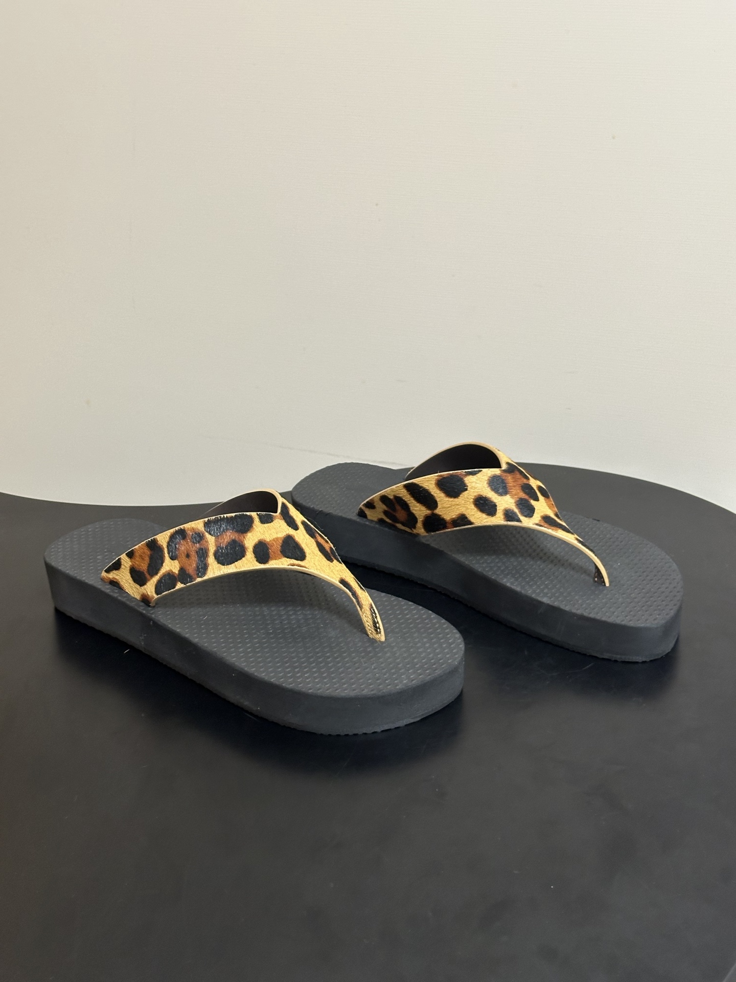 NO:814988,THE ROW 26s new spring and summer TR minimalist style flip-flops thick-soled flip-flops beach sandals  The eye-catching contrasting color aesthetics will turn heads in summer and break the monotony of solid colors. This pair of flip-flops uses high-contrast contrasting colors as the design highlight, combining classic black and pure white to create fashionable tension. The minimalist clip-on style with contrasting color strips does not add unnecessary layers, but it has its own eye-catching aura. Whether it is for daily outings or vacation check-ins, it can easily become the finishing touch of the style, making every step at the forefront of the trend.  An eye-catching style with a sense of fashion that breaks the dullness. Paired with solid-color T-shirts, denim items, and vacation dresses, it instantly enhances the layering of the look and has a very high production rate. Cowhide upper, cowhide lining, open-molded rubber foam sole19860909THE ROW 26s春夏新款 TR 极简风人字拖鞋厚底夹脚沙滩凉拖鞋 一眼心动的撞色美学,承包夏日所有回头率,打破纯色的单调,这双人字拖以高对比撞色为设计亮点,将经典黑与纯净白碰撞出时髦张力.极简夹脚版型搭配撞色带面,不做多余堆砌,却自带吸睛气场,无论是日常出街还是度假打卡,都能轻松成为造型的点睛之笔,让每一步都走在潮流前沿. 时髦感拉满的吸睛款,打破沉闷感,搭配纯色T恤、牛仔单品、度假裙装,瞬间提升造型层次感,出片率超高. 鞋面牛皮 内里垫脚牛皮 鞋底开模橡胶发泡大底 码数35-39（40定做不退换）,分趾鞋,slippers,skirts,tees，t-shirt,cowhide,Women's Shoes