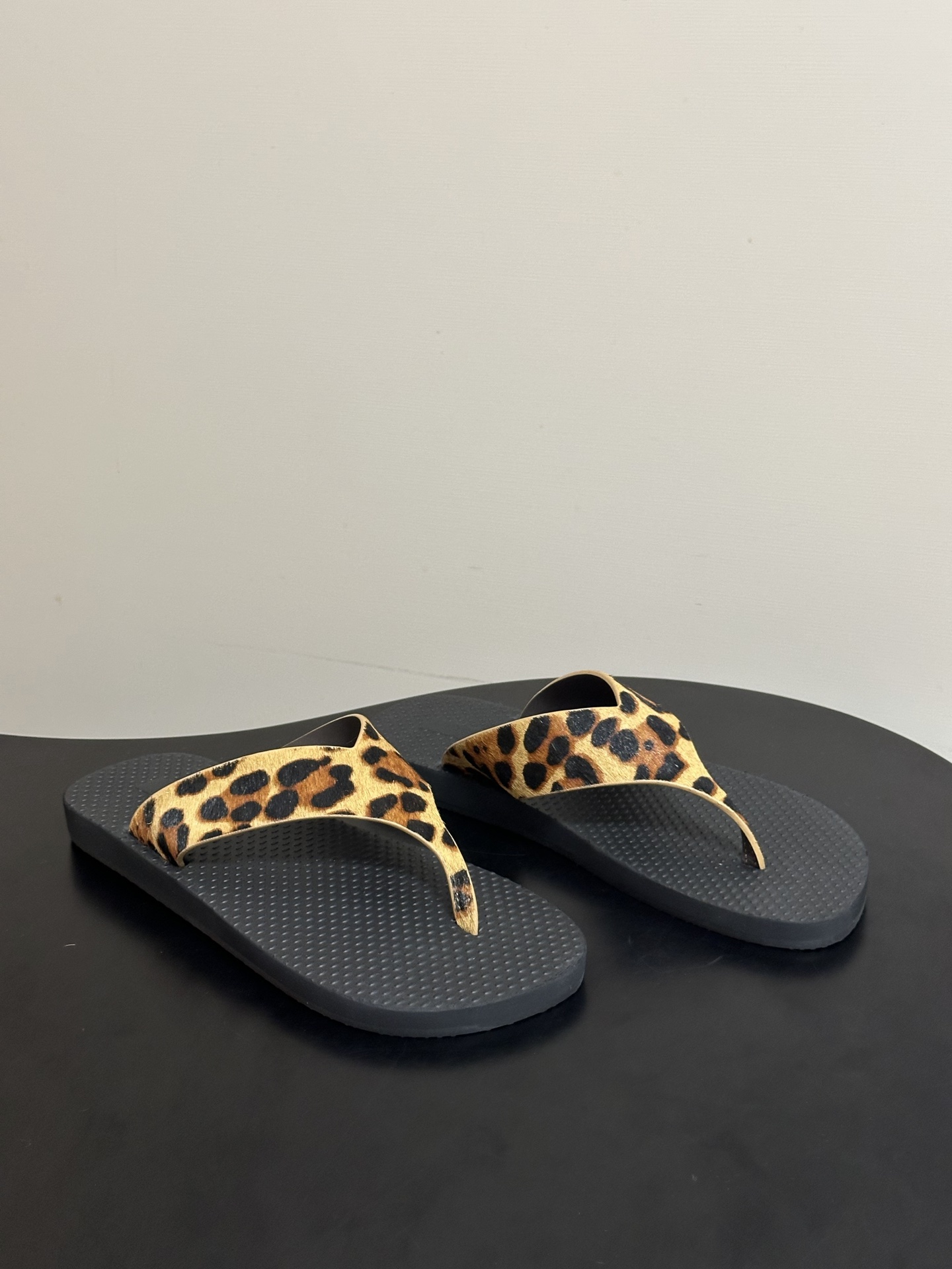 NO:814982,THE ROW 26s new spring and summer TR minimalist style flip-flops flip-flops beach sandals  The eye-catching contrasting color aesthetics will turn heads in summer and break the monotony of solid colors. This pair of flip-flops uses high-contrast contrasting colors as the design highlight, combining classic black and pure white to create fashionable tension. The minimalist clip-on style with contrasting color strips does not add unnecessary layers, but it has its own eye-catching aura. Whether it is for daily outings or vacation check-ins, it can easily become the finishing touch of the style, making every step at the forefront of the trend.  An eye-catching style with a sense of fashion that breaks the dullness. Paired with solid-color T-shirts, denim items, and vacation dresses, it instantly enhances the layering of the look and has a very high production rate. Cowhide upper, cowhide lining, open-molded rubber foam sole19860909THE ROW 26s春夏新款 TR 极简风人字拖鞋夹脚沙滩凉拖鞋 一眼心动的撞色美学,承包夏日所有回头率,打破纯色的单调,这双人字拖以高对比撞色为设计亮点,将经典黑与纯净白碰撞出时髦张力.极简夹脚版型搭配撞色带面,不做多余堆砌,却自带吸睛气场,无论是日常出街还是度假打卡,都能轻松成为造型的点睛之笔,让每一步都走在潮流前沿. 时髦感拉满的吸睛款,打破沉闷感,搭配纯色T恤、牛仔单品、度假裙装,瞬间提升造型层次感,出片率超高. 鞋面牛皮 内里垫脚牛皮 鞋底开模橡胶发泡大底 码数35-39（40定做不退换）,分趾鞋,slippers,skirts,tees，t-shirt,cowhide,Women's Shoes