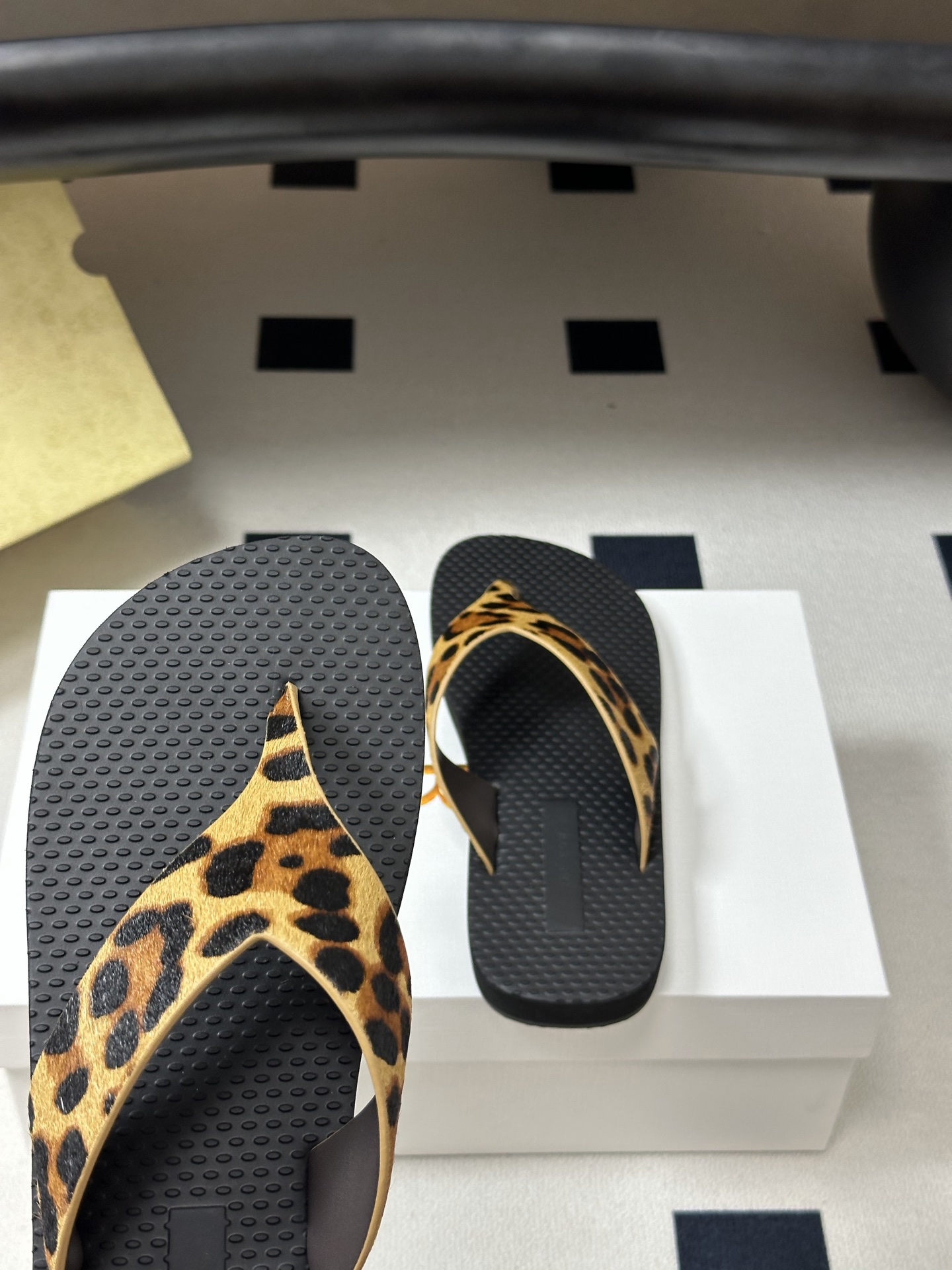 THE ROW 26s春夏新款 TR 极简风人字拖鞋夹脚沙滩凉拖鞋一眼心动的撞色美学，承包夏日所有回头率