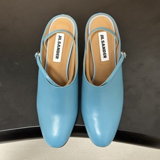 JIL SANDER 吉尔桑达 26Fw春夏新款复古风粗跟细带搭扣穆勒鞋/深口单鞋高跟鞋极简深口单鞋|清 JIL SANDER 吉尔桑达 26Fw春夏新款复古风粗跟细带搭扣穆勒鞋/深口单鞋高跟鞋极简深口单鞋|清