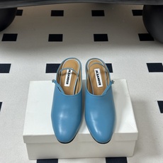 JIL SANDER 吉尔桑达 26Fw春夏新款复古风粗跟细带搭扣穆勒鞋/深口单鞋高跟鞋极简深口单鞋|清 JIL SANDER 吉尔桑达 26Fw春夏新款复古风粗跟细带搭扣穆勒鞋/深口单鞋高跟鞋极简深口单鞋|清