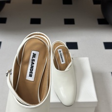 JIL SANDER 吉尔桑达 26Fw春夏新款复古风粗跟细带搭扣穆勒鞋/深口单鞋高跟鞋极简深口单鞋|清 JIL SANDER 吉尔桑达 26Fw春夏新款复古风粗跟细带搭扣穆勒鞋/深口单鞋高跟鞋极简深口单鞋|清