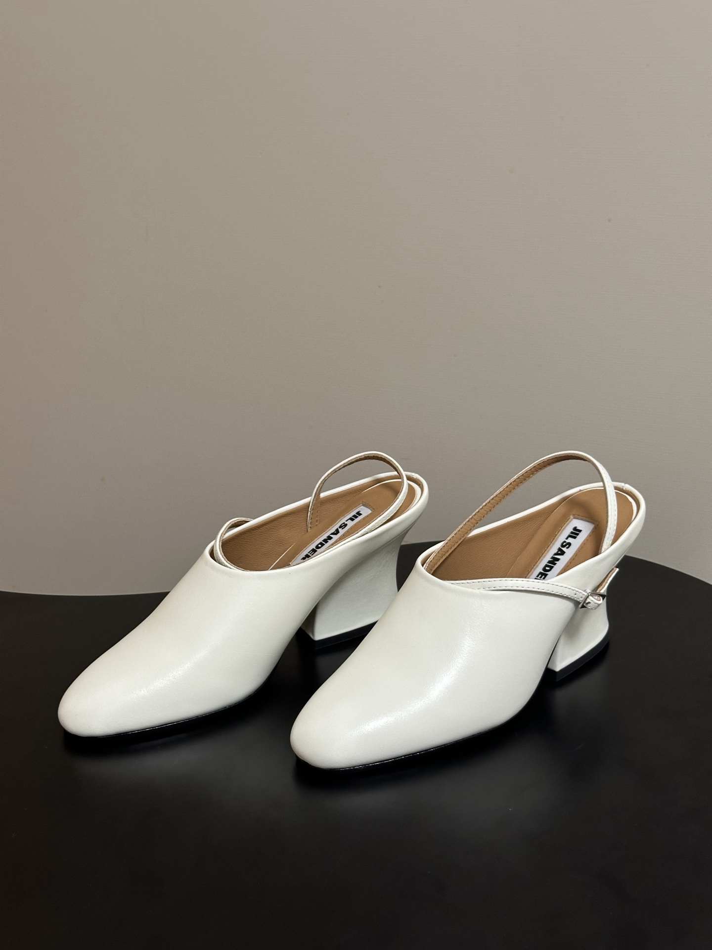 JIL SANDER 吉尔桑达 26Fw春夏新款复古风粗跟细带搭扣穆勒鞋/深口单鞋高跟鞋极简深口单鞋|清 JIL SANDER 吉尔桑达 26Fw春夏新款复古风粗跟细带搭扣穆勒鞋/深口单鞋高跟鞋极简深口单鞋|清
