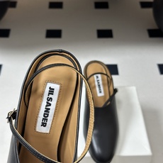 JIL SANDER 吉尔桑达 26Fw春夏新款复古风粗跟细带搭扣穆勒鞋/深口单鞋高跟鞋极简深口单鞋|清 JIL SANDER 吉尔桑达 26Fw春夏新款复古风粗跟细带搭扣穆勒鞋/深口单鞋高跟鞋极简深口单鞋|清