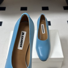 JIL SANDER 吉尔桑达 26Fw春夏新款复古风粗跟细带搭扣穆勒鞋/深口单鞋高跟鞋极简深口单鞋|清 JIL SANDER 吉尔桑达 26Fw春夏新款复古风粗跟细带搭扣穆勒鞋/深口单鞋高跟鞋极简深口单鞋|清