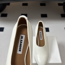 JIL SANDER 吉尔桑达 26Fw春夏新款复古风粗跟细带搭扣穆勒鞋/深口单鞋高跟鞋极简深口单鞋|清 JIL SANDER 吉尔桑达 26Fw春夏新款复古风粗跟细带搭扣穆勒鞋/深口单鞋高跟鞋极简深口单鞋|清