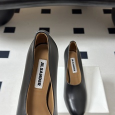 JIL SANDER 吉尔桑达 26Fw春夏新款复古风粗跟细带搭扣穆勒鞋/深口单鞋高跟鞋极简深口单鞋|清 JIL SANDER 吉尔桑达 26Fw春夏新款复古风粗跟细带搭扣穆勒鞋/深口单鞋高跟鞋极简深口单鞋|清
