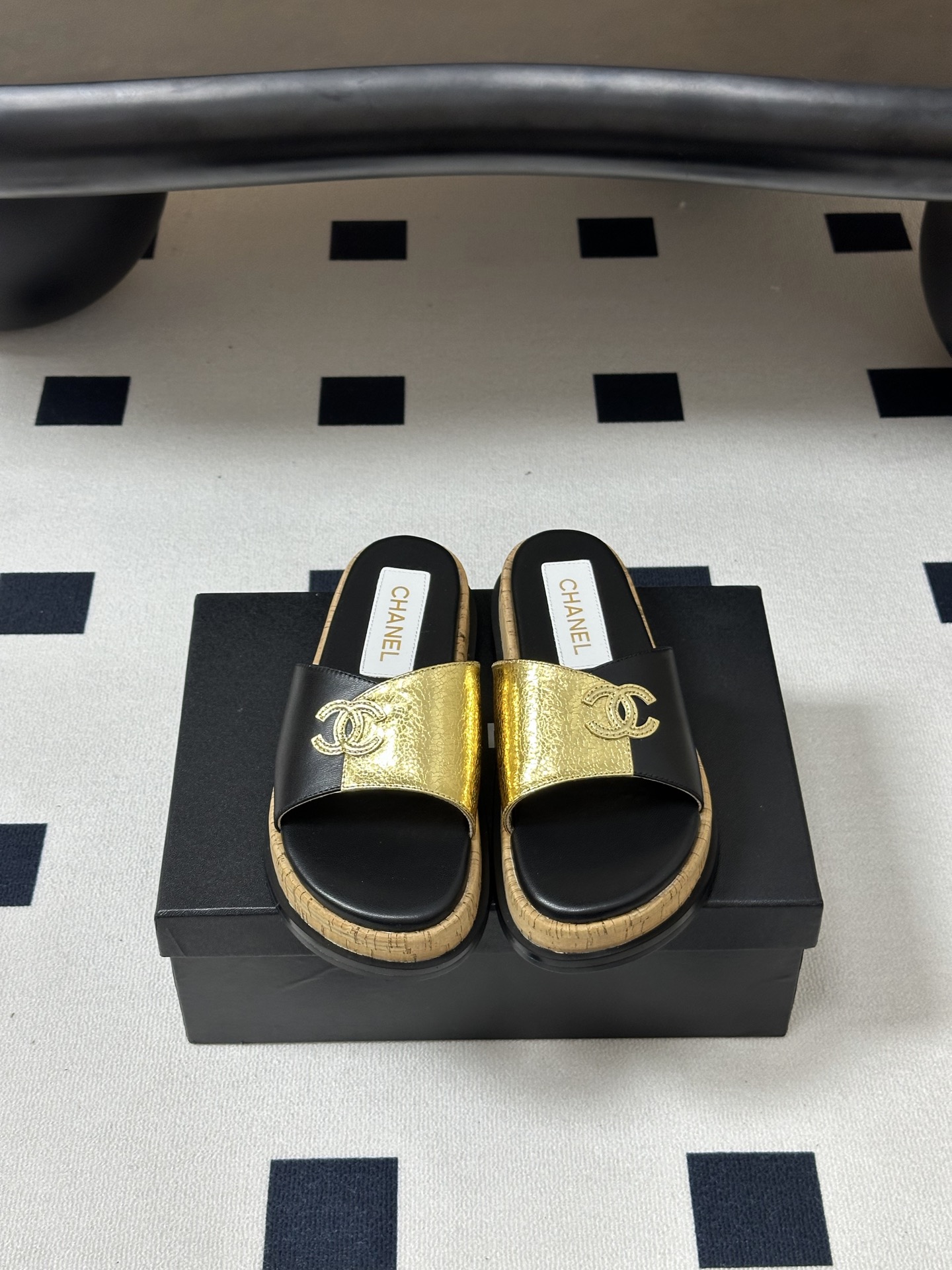26Ss春夏新款Chanel 小香经典双C扣厚底凉拖鞋双拼色双C扣凉拖鞋，俏皮又不失千金风～满满的精致感