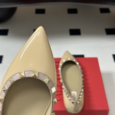 顶级品质(配高档飞机盒✈️➕10)Valentino 华伦天奴 经典款ROCKSTUD 铆钉芭蕾平底鞋尖 顶级品质(配高档飞机盒✈️➕10)Valentino 华伦天奴 经典款ROCKSTUD 铆钉芭蕾平底鞋尖