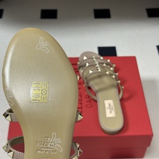 顶级品质(配高档飞机盒✈️➕10)Valentino 华伦天奴 经典款ROCKSTUD 铆钉三带平底/粗 顶级品质(配高档飞机盒✈️➕10)Valentino 华伦天奴 经典款ROCKSTUD 铆钉三带平底/粗