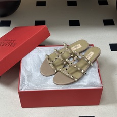 顶级品质(配高档飞机盒✈️➕10)Valentino 华伦天奴 经典款ROCKSTUD 铆钉三带平底/粗 顶级品质(配高档飞机盒✈️➕10)Valentino 华伦天奴 经典款ROCKSTUD 铆钉三带平底/粗