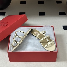 顶级品质(配高档飞机盒✈️➕10)Valentino 华伦天奴 经典款ROCKSTUD 铆钉三带平底/粗 顶级品质(配高档飞机盒✈️➕10)Valentino 华伦天奴 经典款ROCKSTUD 铆钉三带平底/粗