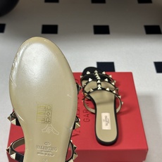 顶级品质(配高档飞机盒✈️➕10)Valentino 华伦天奴 经典款ROCKSTUD 铆钉三带平底/粗 顶级品质(配高档飞机盒✈️➕10)Valentino 华伦天奴 经典款ROCKSTUD 铆钉三带平底/粗