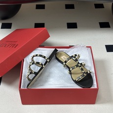 顶级品质(配高档飞机盒✈️➕10)Valentino 华伦天奴 经典款ROCKSTUD 铆钉三带平底/粗 顶级品质(配高档飞机盒✈️➕10)Valentino 华伦天奴 经典款ROCKSTUD 铆钉三带平底/粗
