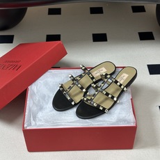 顶级品质(配高档飞机盒✈️➕10)Valentino 华伦天奴 经典款ROCKSTUD 铆钉三带平底/粗 顶级品质(配高档飞机盒✈️➕10)Valentino 华伦天奴 经典款ROCKSTUD 铆钉三带平底/粗