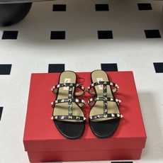 顶级品质(配高档飞机盒✈️➕10)Valentino 华伦天奴 经典款ROCKSTUD 铆钉三带平底/粗 顶级品质(配高档飞机盒✈️➕10)Valentino 华伦天奴 经典款ROCKSTUD 铆钉三带平底/粗