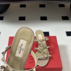 顶级品质(配高档飞机盒✈️➕10)Valentino 华伦天奴 经典款ROCKSTUD 铆钉三带平底/粗 顶级品质(配高档飞机盒✈️➕10)Valentino 华伦天奴 经典款ROCKSTUD 铆钉三带平底/粗