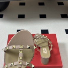 顶级品质(配高档飞机盒✈️➕10)Valentino 华伦天奴 经典款ROCKSTUD 铆钉三带平底/粗 顶级品质(配高档飞机盒✈️➕10)Valentino 华伦天奴 经典款ROCKSTUD 铆钉三带平底/粗