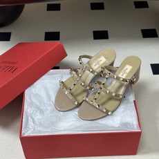 顶级品质(配高档飞机盒✈️➕10)Valentino 华伦天奴 经典款ROCKSTUD 铆钉三带平底/粗 顶级品质(配高档飞机盒✈️➕10)Valentino 华伦天奴 经典款ROCKSTUD 铆钉三带平底/粗