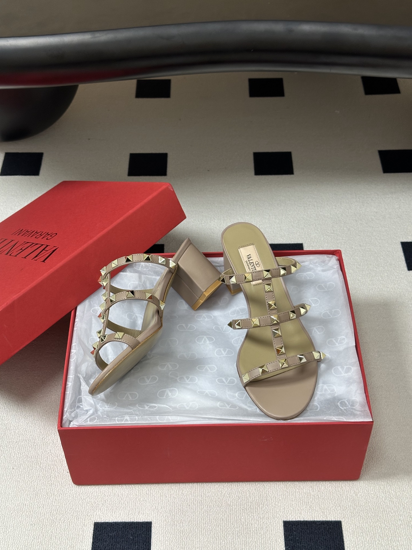 顶级品质(配高档飞机盒✈️➕10)Valentino 华伦天奴 经典款ROCKSTUD 铆钉三带平底/粗 顶级品质(配高档飞机盒✈️➕10)Valentino 华伦天奴 经典款ROCKSTUD 铆钉三带平底/粗