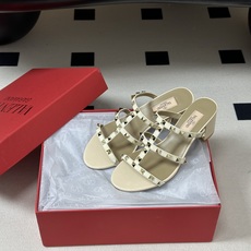 顶级品质(配高档飞机盒✈️➕10)Valentino 华伦天奴 经典款ROCKSTUD 铆钉三带平底/粗 顶级品质(配高档飞机盒✈️➕10)Valentino 华伦天奴 经典款ROCKSTUD 铆钉三带平底/粗
