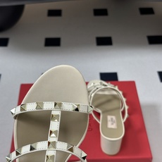 顶级品质(配高档飞机盒✈️➕10)Valentino 华伦天奴 经典款ROCKSTUD 铆钉三带平底/粗 顶级品质(配高档飞机盒✈️➕10)Valentino 华伦天奴 经典款ROCKSTUD 铆钉三带平底/粗