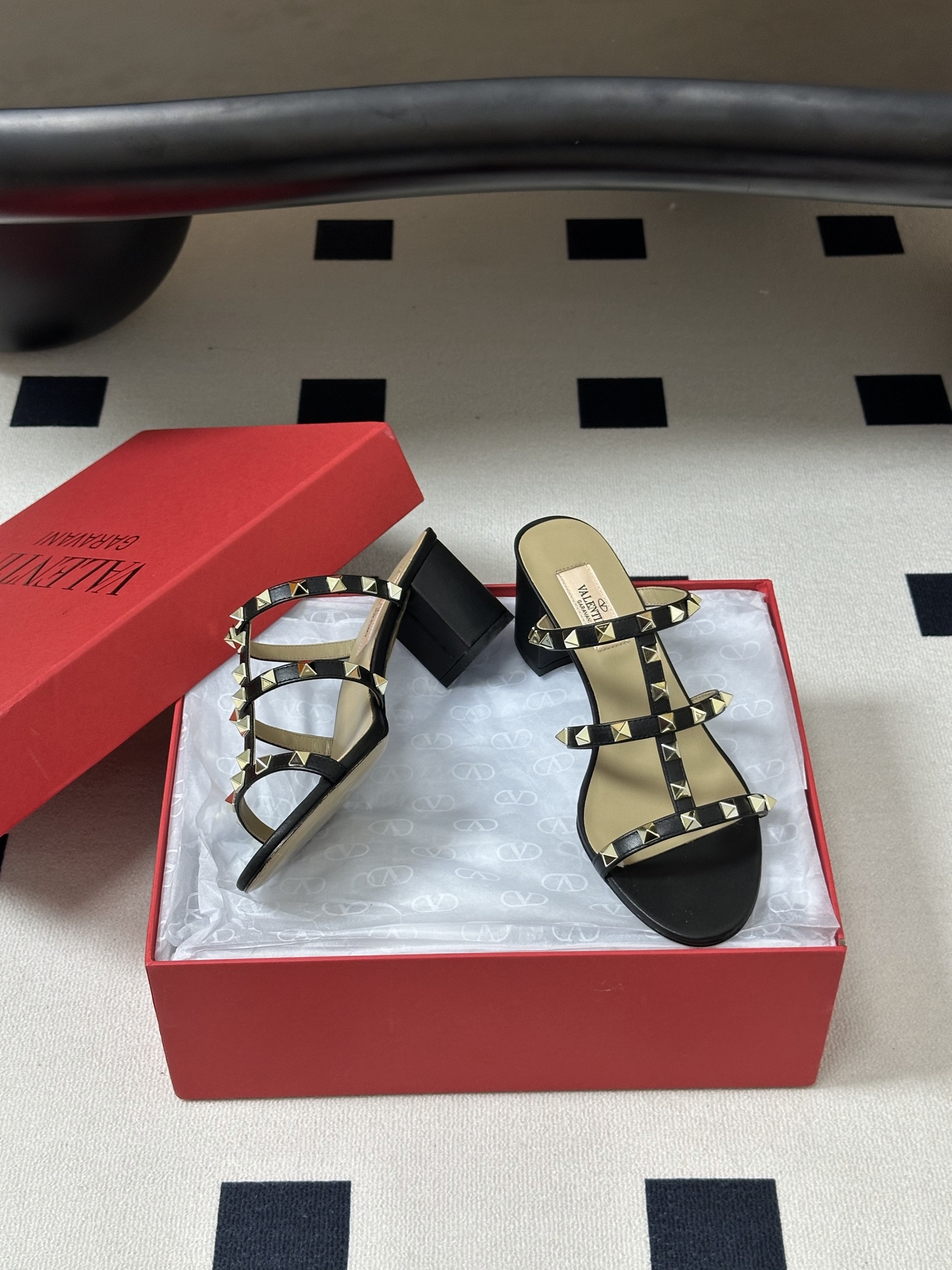 顶级品质(配高档飞机盒✈️➕10)Valentino 华伦天奴 经典款ROCKSTUD 铆钉三带平底/粗 顶级品质(配高档飞机盒✈️➕10)Valentino 华伦天奴 经典款ROCKSTUD 铆钉三带平底/粗