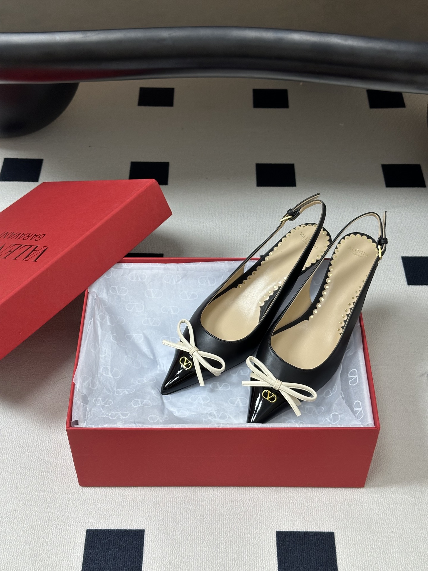 顶级品质(配飞机盒✈️➕10)2026早春新款 Valentino 华伦天奴 小V扣蝴蝶结后空凉鞋尖头双 顶级品质(配飞机盒✈️➕10)2026早春新款 Valentino 华伦天奴 小V扣蝴蝶结后空凉鞋尖头双