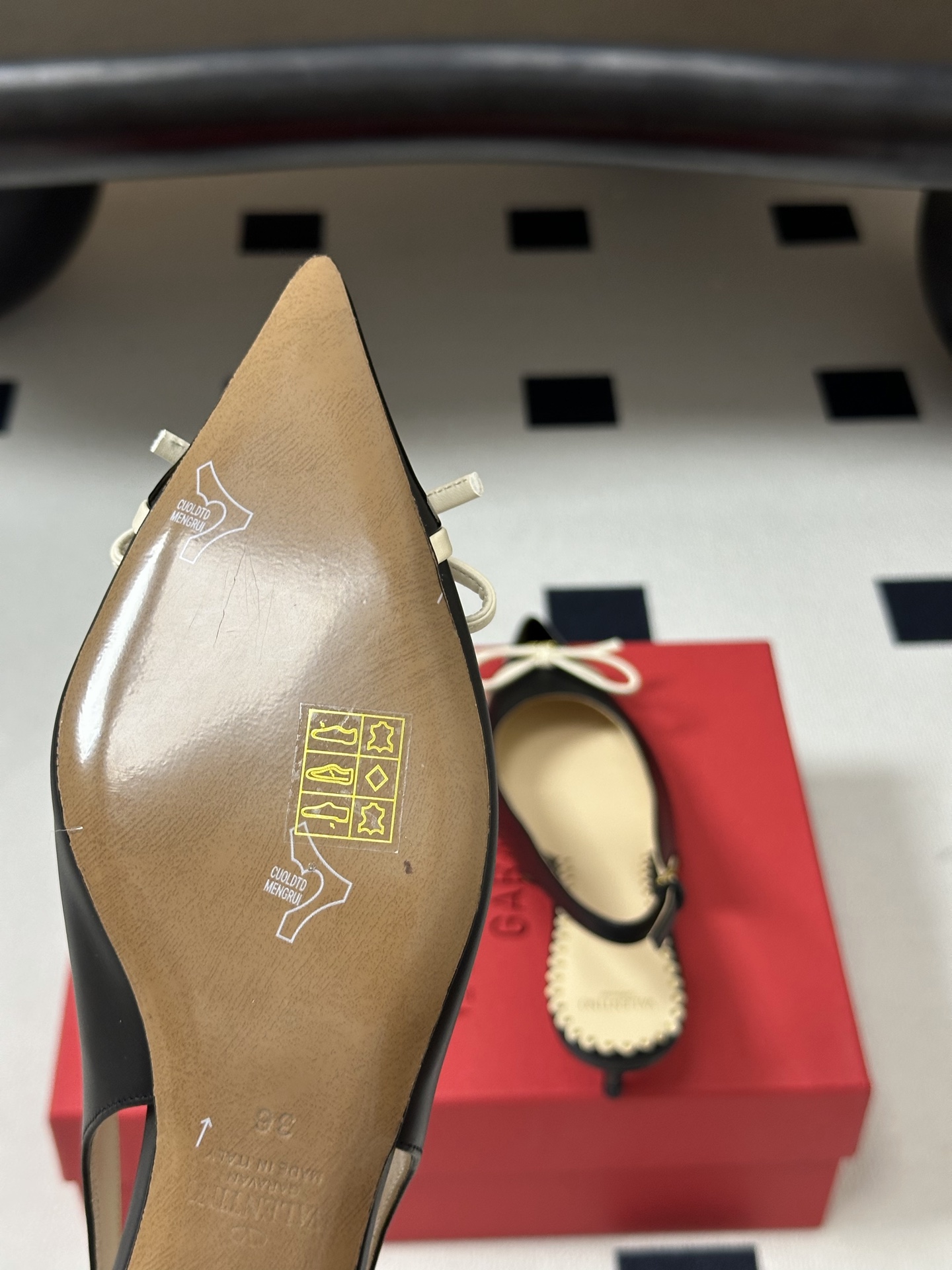 顶级品质(配飞机盒✈️➕10)2026早春新款 Valentino 华伦天奴 小V扣蝴蝶结后空凉鞋尖头双 顶级品质(配飞机盒✈️➕10)2026早春新款 Valentino 华伦天奴 小V扣蝴蝶结后空凉鞋尖头双