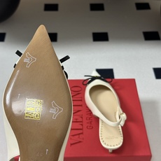顶级品质(配飞机盒✈️➕10)2026早春新款 Valentino 华伦天奴 小V扣蝴蝶结后空凉鞋尖头双 顶级品质(配飞机盒✈️➕10)2026早春新款 Valentino 华伦天奴 小V扣蝴蝶结后空凉鞋尖头双