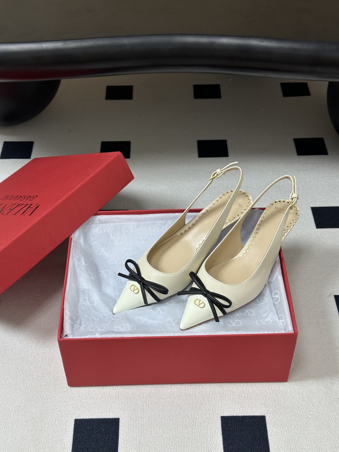 顶级品质(配飞机盒✈️➕10)2026早春新款 Valentino 华伦天奴 小V扣蝴蝶结后空凉鞋尖头双 顶级品质(配飞机盒✈️➕10)2026早春新款 Valentino 华伦天奴 小V扣蝴蝶结后空凉鞋尖头双