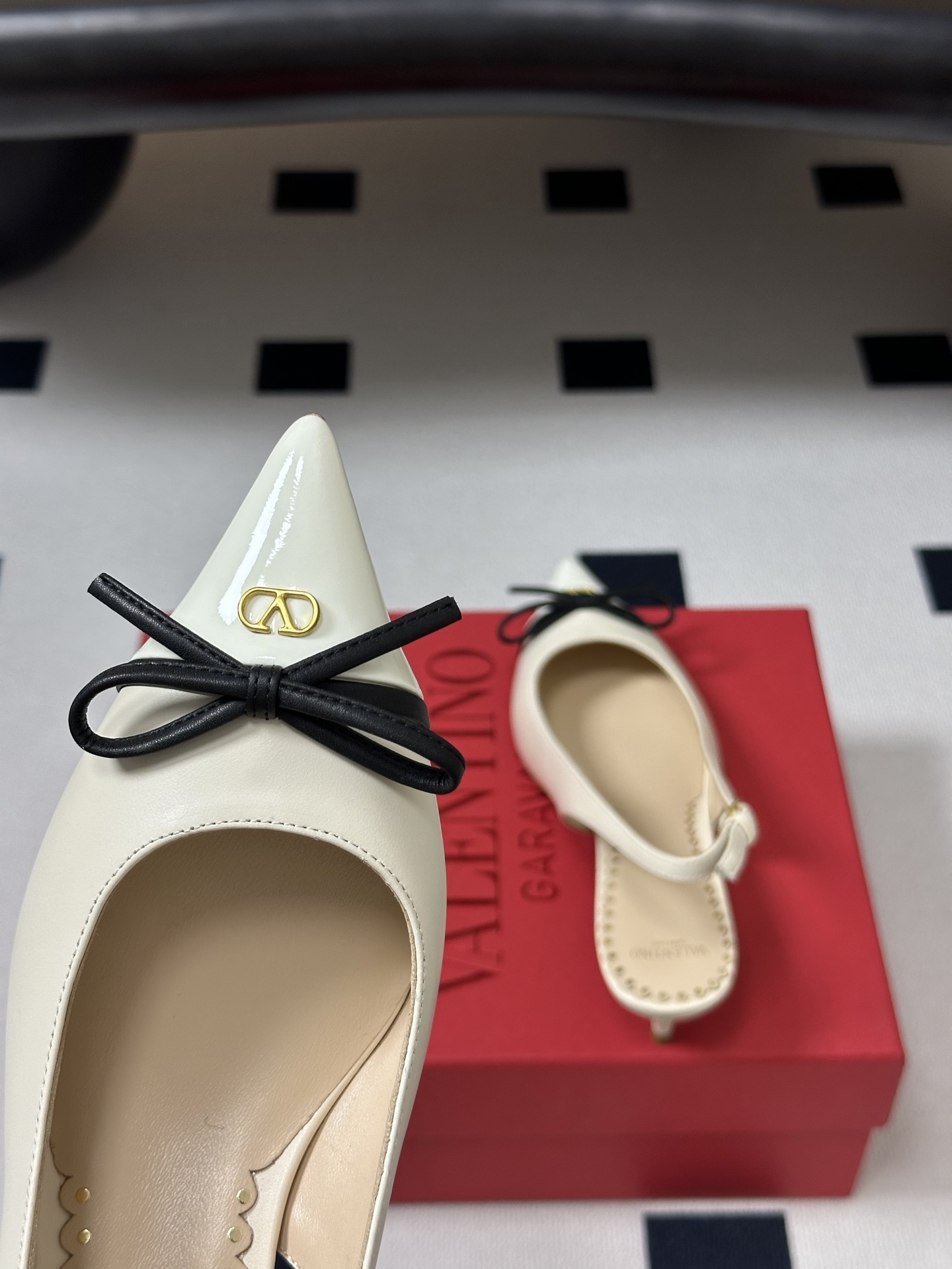 顶级品质(配飞机盒✈️➕10)2026早春新款 Valentino 华伦天奴 小V扣蝴蝶结后空凉鞋尖头双 顶级品质(配飞机盒✈️➕10)2026早春新款 Valentino 华伦天奴 小V扣蝴蝶结后空凉鞋尖头双
