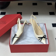 顶级品质(配飞机盒✈️➕10)2026早春新款 Valentino 华伦天奴 小V扣蝴蝶结后空凉鞋尖头双 顶级品质(配飞机盒✈️➕10)2026早春新款 Valentino 华伦天奴 小V扣蝴蝶结后空凉鞋尖头双