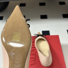 顶级品质(配飞机盒✈️➕10)2026早春新款 Valentino 华伦天奴 小V扣蝴蝶结后空凉鞋尖头双 顶级品质(配飞机盒✈️➕10)2026早春新款 Valentino 华伦天奴 小V扣蝴蝶结后空凉鞋尖头双