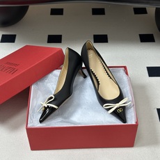 顶级品质(配飞机盒✈️➕10)2026早春新款 Valentino 华伦天奴 小V扣蝴蝶结后空凉鞋尖头双 顶级品质(配飞机盒✈️➕10)2026早春新款 Valentino 华伦天奴 小V扣蝴蝶结后空凉鞋尖头双